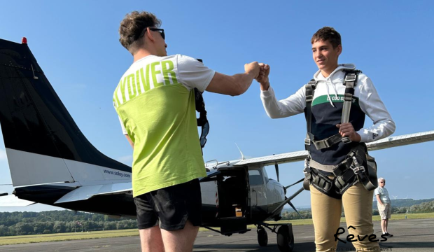 Simon a sauté en parachute