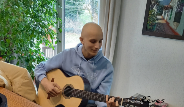 Benjamin a reçu sa guitare fabriquée par un luthier