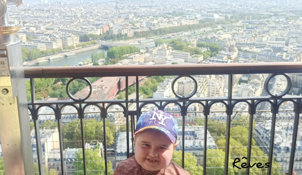 Timéo est monté en haut de la Tour-Eiffel