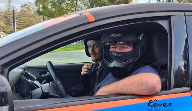 Simon a fait des tours de circuit en Lamborghini
