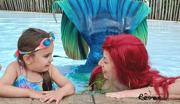 Chanie a nagé avec une sirène
