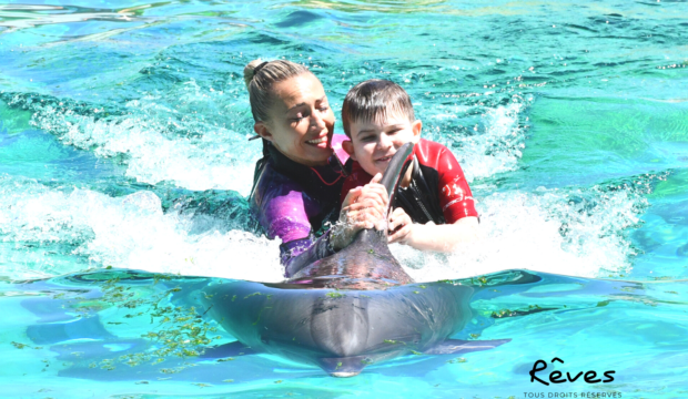 Timého a nagé avec les dauphins