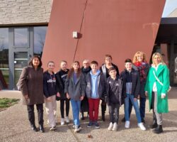 Remise d'un chèque par les jeunes conseillers suite à une action menée avec la mairie de ST PRIEST