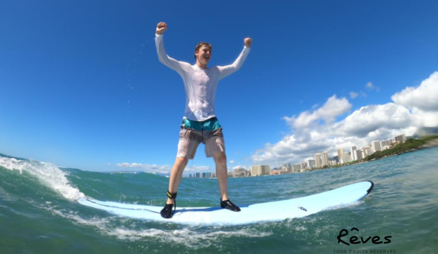 Carl a fait du surf à Hawaii