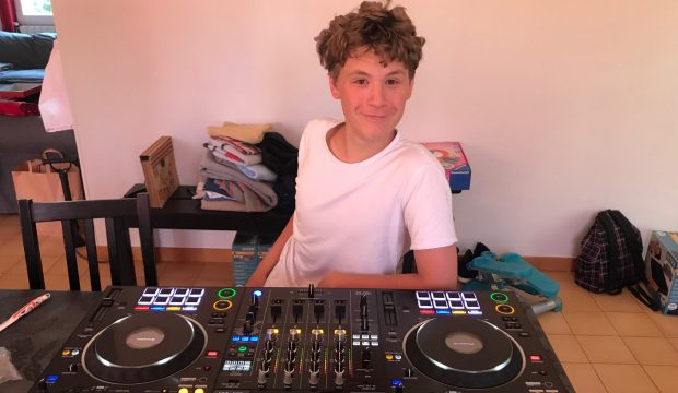 Benjamin a eu des platines pour apprendre à mixer comme un DJ