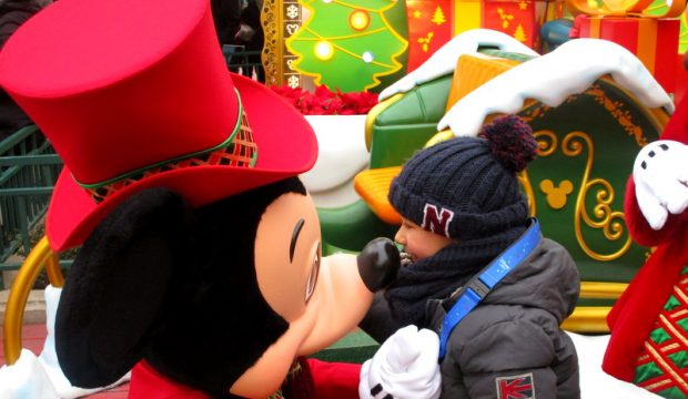 Samuel a rencontré Mickey au parc Disneyland Paris