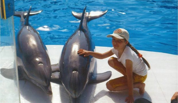 Eva a approché les dauphins