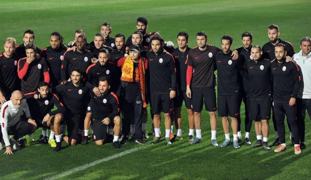 Yusuf a rencontré les joueurs de l'équipe de foot de Galatasaray (Turquie)