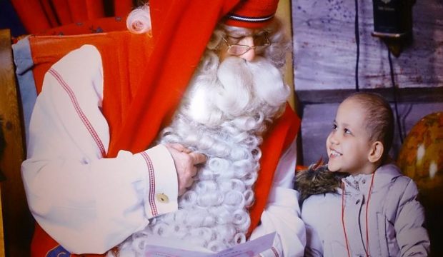 Shaïna a rencontré le Père-Noël en Laponie