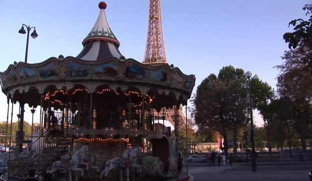 Anggie a visité la Tour Eiffel et fait une croisière sur la Seine avec sa maman
