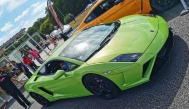 Mattéo a fait des tours en Lamborghini sur circuit