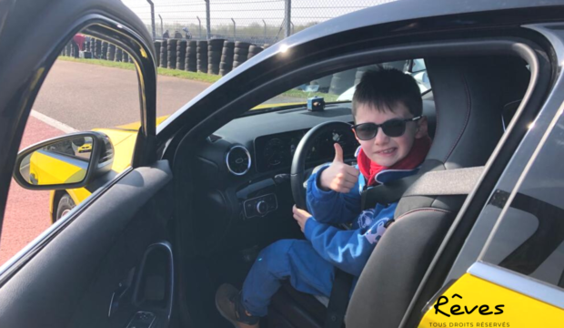 Zackarie a piloté une voiture sur circuit