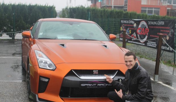 Mathias a fait des tours de circuit en Nissan GTR et Lamborghini