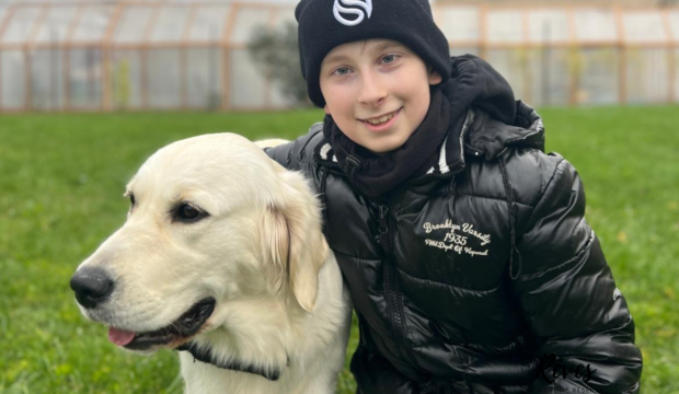 Timothé  a adopté un Golden Retriever Blanc