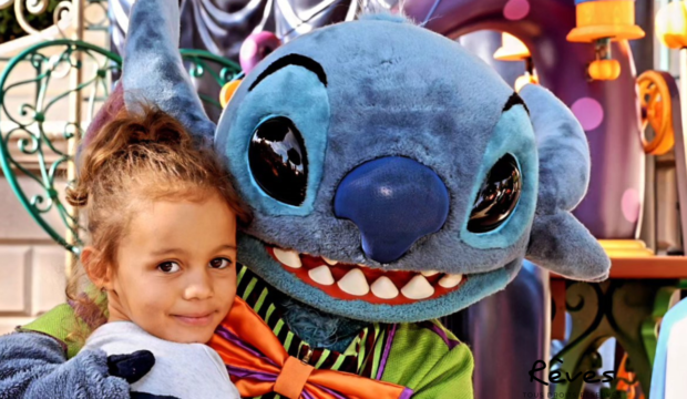 Giulia a rencontré Stitch à Disneyland Paris