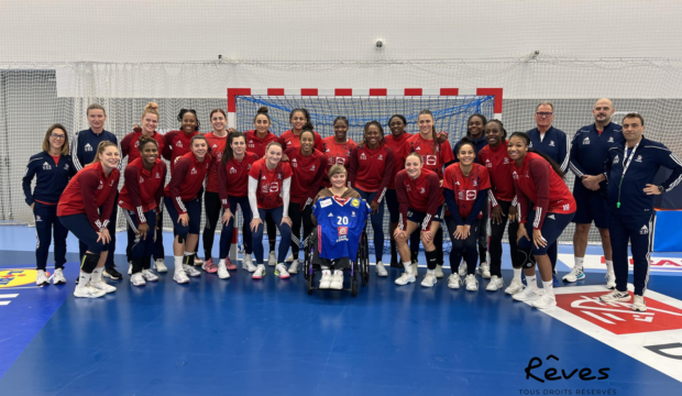 Axelle avec les joueuses de l'équipe de France à la Maison du Handball