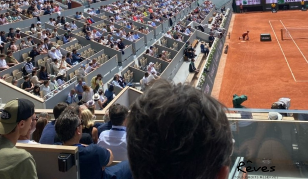 Elliot a assisté à plusieurs matchs à Roland GARROS